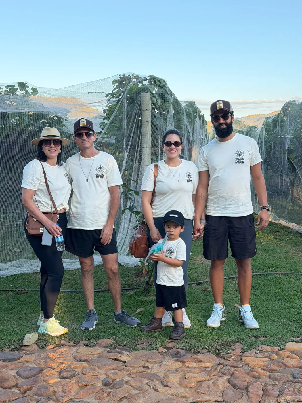 Grupo usando camisetas personalizadas DIBS