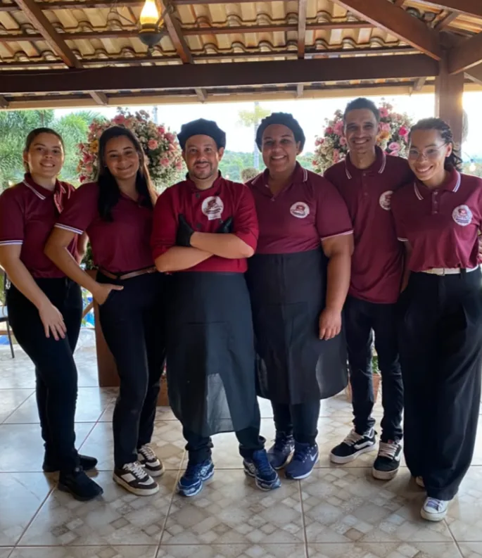 Equipe usando polos personalizadas vinho