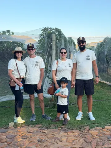 Família e equipe com camisetas brancas personalizadas iguais